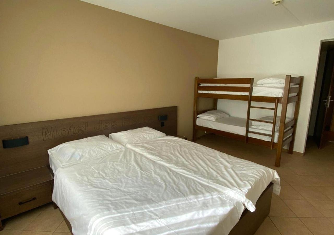 Motel Des Fleurs Servion Kültér fotó